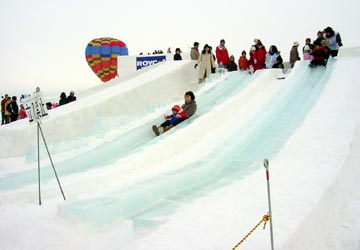 さとらんど会場(幼児向けの氷のすべり台) さとらんど会場(幼児向けの氷のすべり台)
