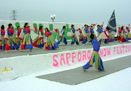 さとらんど会場(ステージではよさこいがおこなわれていました) さとらんど会場(ステージではよさこいがおこなわれていました)