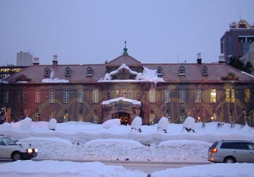 ���E�ō��P�x�̃X���C�h�v���W�F�N�^�[�ɂ��A�D�y�s�����ق̊O�ǃ��C�g�A�b�v1