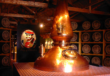 ウイスキー博物館エントランスの銅製単式蒸溜器